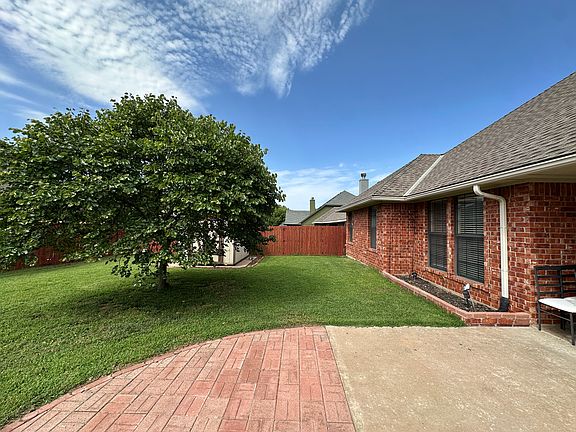 4th image of 3107 NE Mayflower Ave