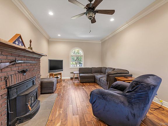 5th image of 725 Scranton Avenue