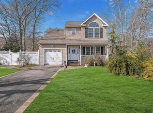 41 Pilgrim Ave, East Patchogue, NY 11772