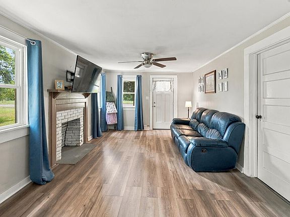 3rd image of 106 Walnut St