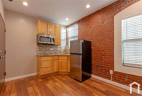 553 Stanford Ave — Photo 2