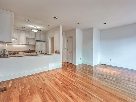 4th image of 415 Lily St APT A