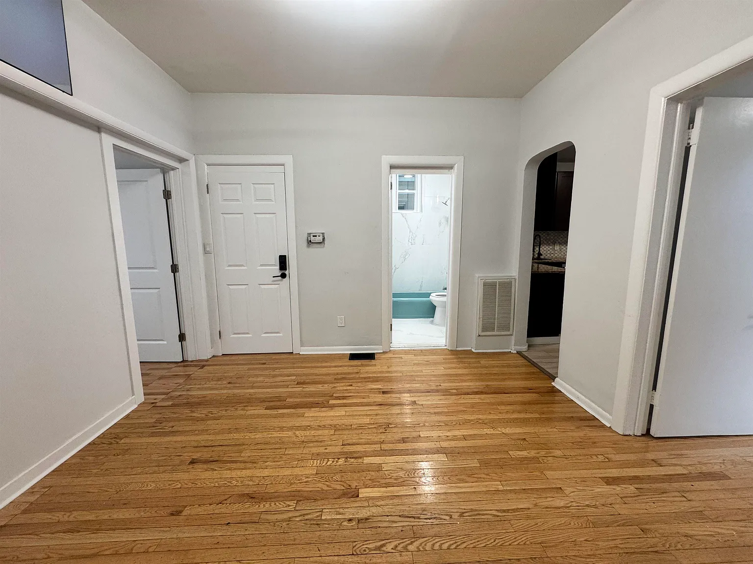 3 bed, 1.5 bath, $4,100 — Photo 3