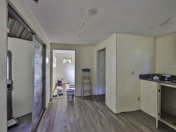 4th image of 2735 Golfview St