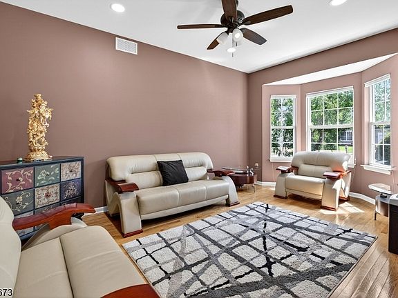 5th image of 33 Schaal St