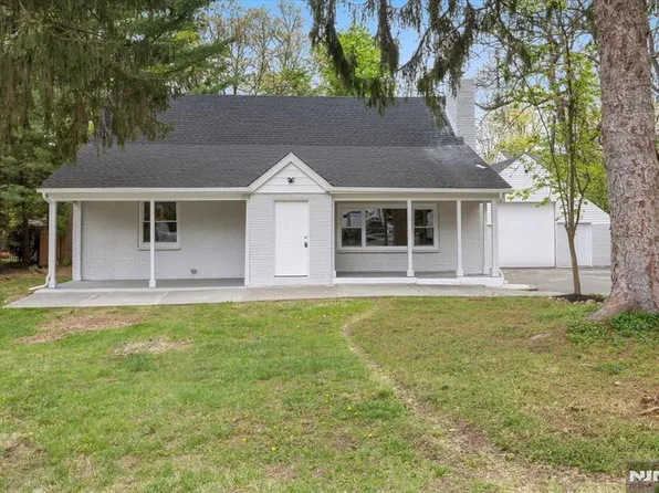 37 Roth Ave, Oakland, NJ 07436