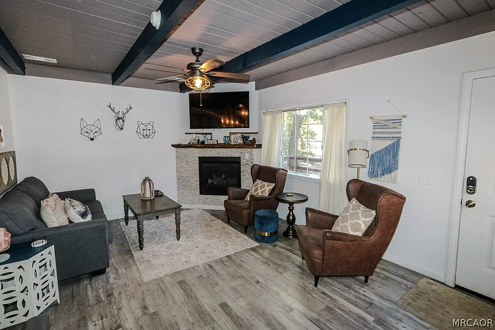 3 bed, 2.0 bath, 1063 sqft, $2,100 — Photo 3