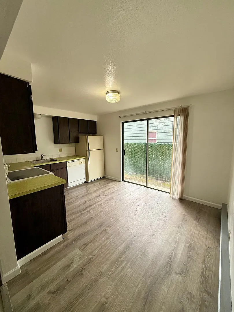 2211 Sumner — Photo 3