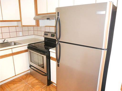 5th image of 302 Markham #302