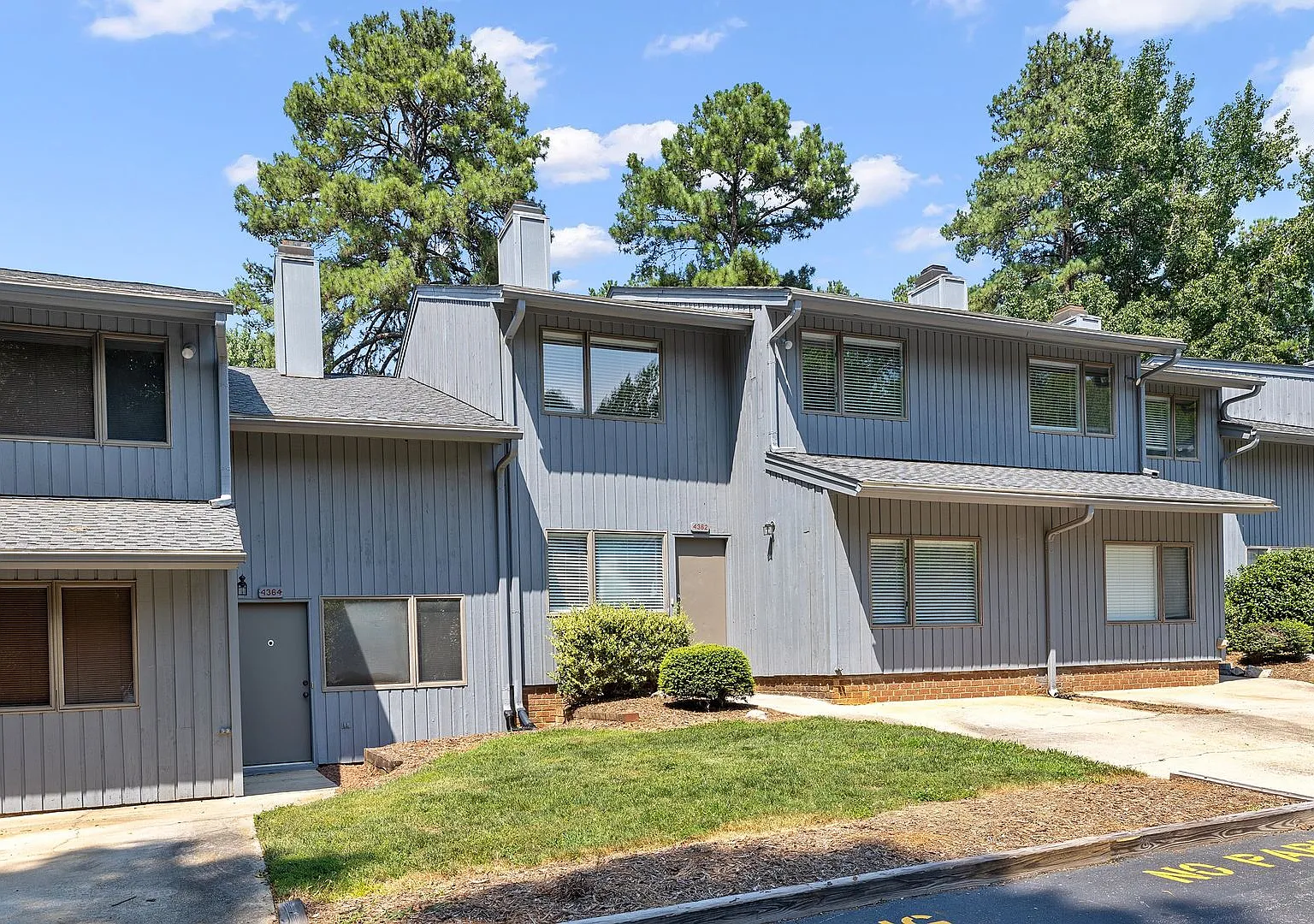 *4bd / 3ba Townhome near Downtown Raleigh* — Photo 2