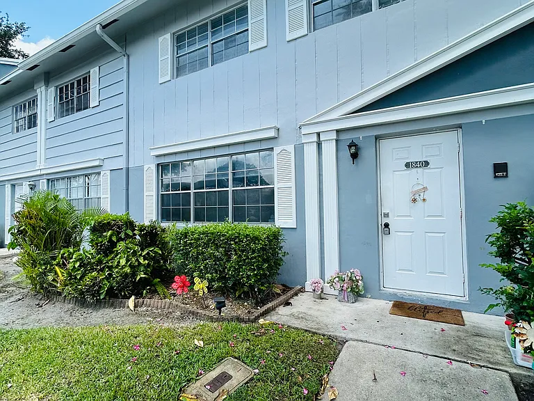 1840 SW 81st Ter #3-17 — Photo 1
