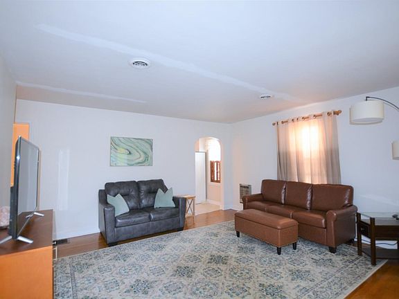 4th image of 382 Glen Ave