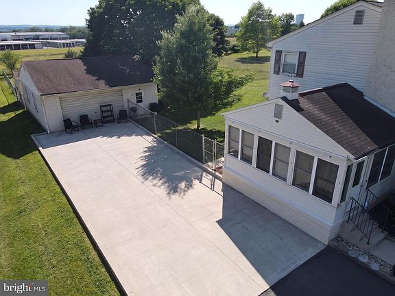 2nd image of 27 Oak Ln