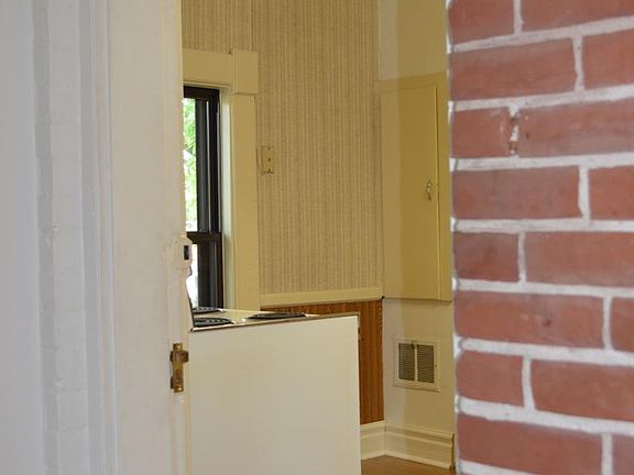 4th image of 428 E Sanborn St #2