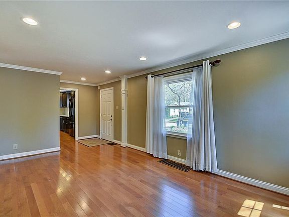 5th image of 5420 Primrose Ave