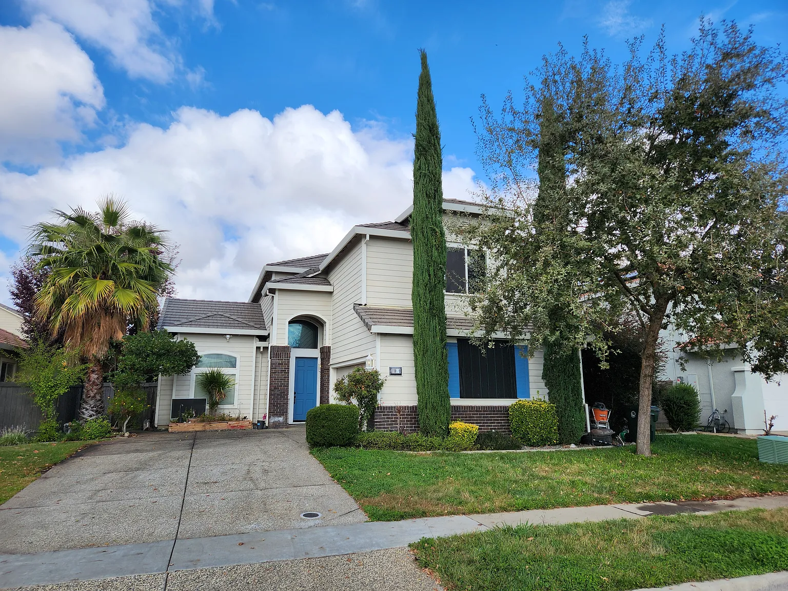 5 bed, 2566 sqft, $3,400 — Photo 1