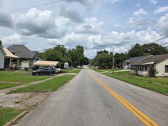 4th image of 307 W Main St
