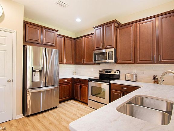 3rd image of 2527 Blackburn Cir
