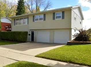 2817 Schultz Dr NW, Cedar Rapids, IA 52405