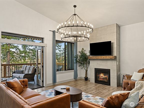 4th image of 1450 Nelson Siding