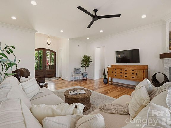 3rd image of 117 Doolittle Ln