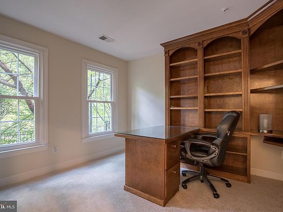 5th image of 2427 Fairfax Dr
