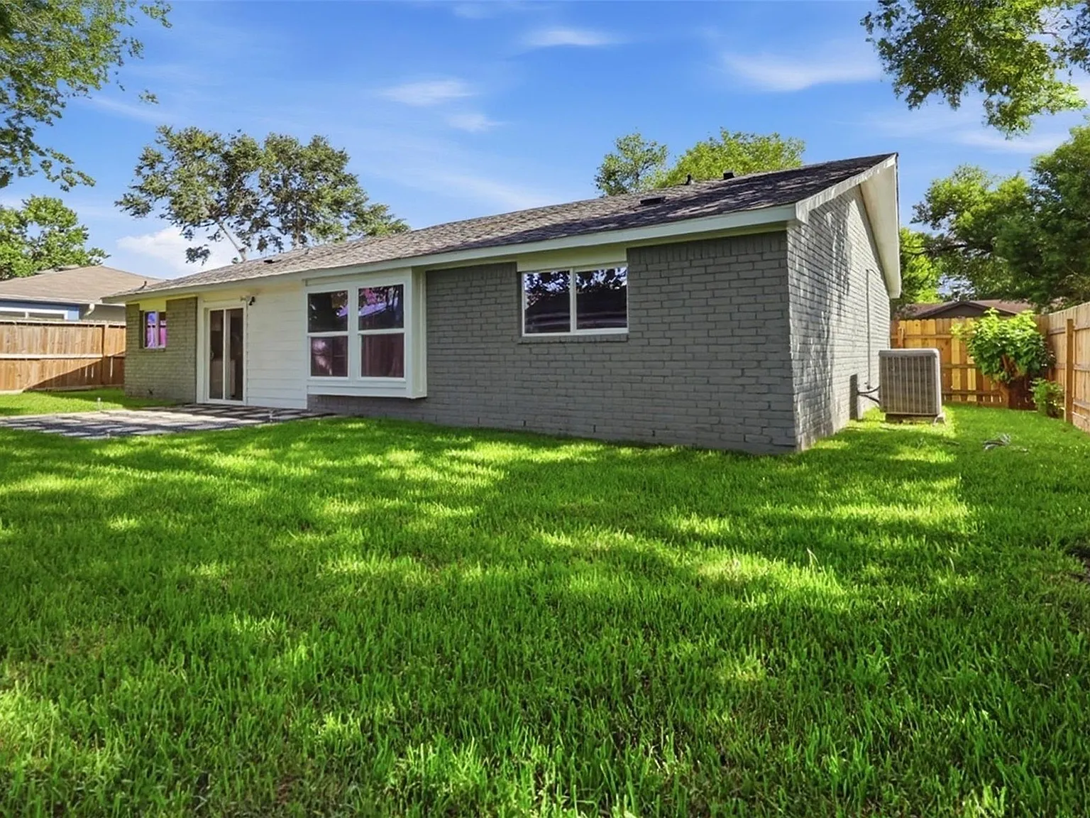 3 bed, 2.0 bath, 1221 sqft, $2,100 — Photo 4