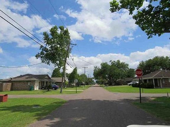 Exterior Neighborhood (street photo)