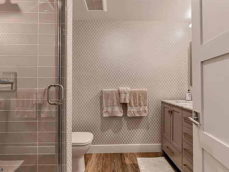 102 N Essex Ave — Photo 22