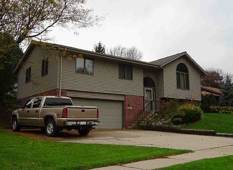 3rd image of 725 Hawthorn Dr