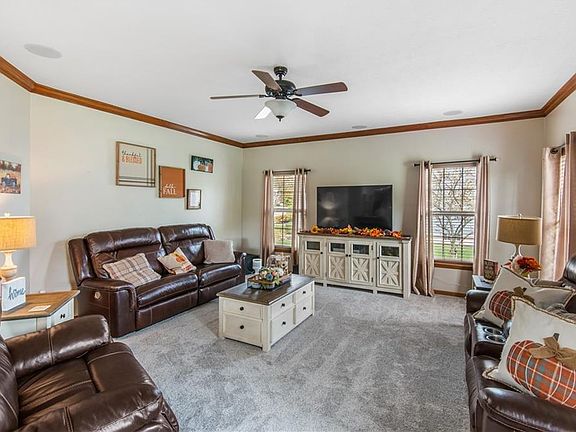 4th image of 949 Kings Cross Dr