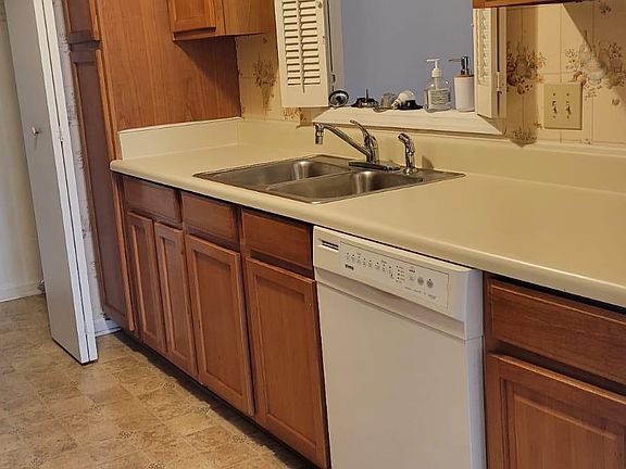3rd image of 2252 Wellington Cir