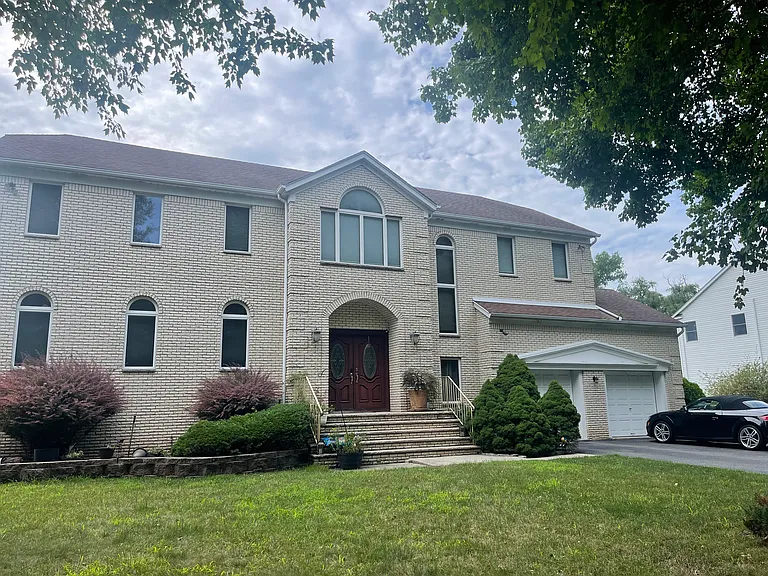 305 Cardinal Pl — Photo 1