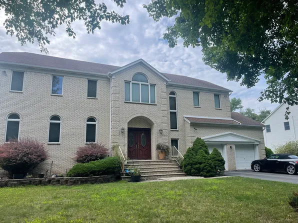 305 Cardinal Pl, Paramus, NJ 07652