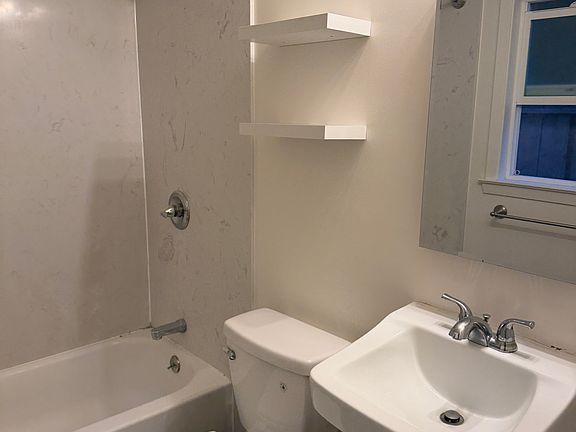 3rd image of 904 Toyon Dr APT 1