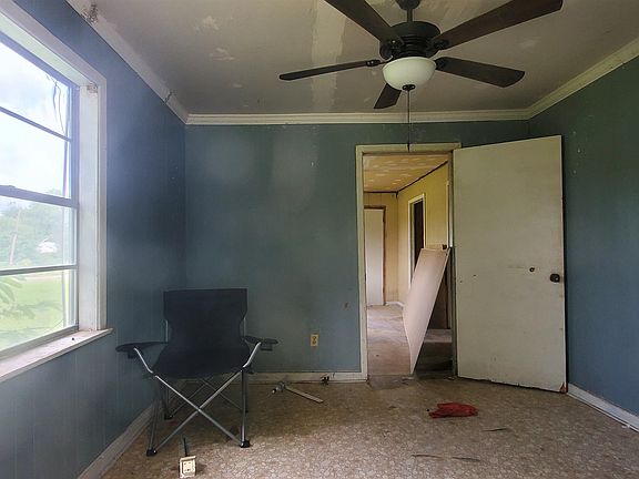 5th image of 909 Ash St