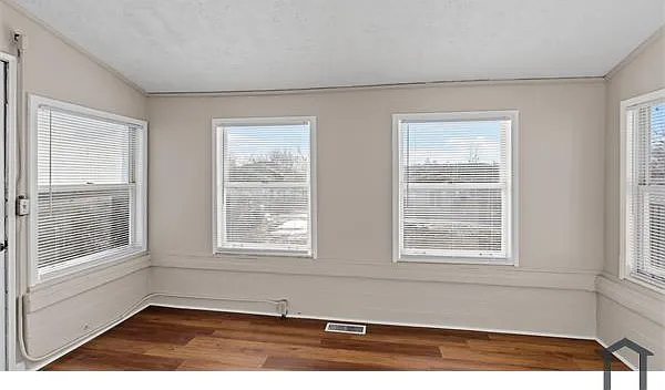 220 Clay St — Photo 22