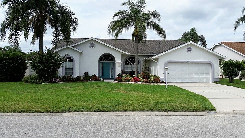Front of Home : Great Curb Appeal. Has very nice neighbors.