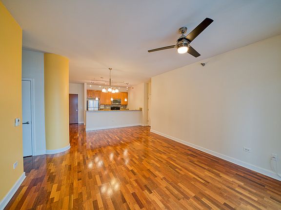 3rd image of 1322 S Prairie Ave Unit 604