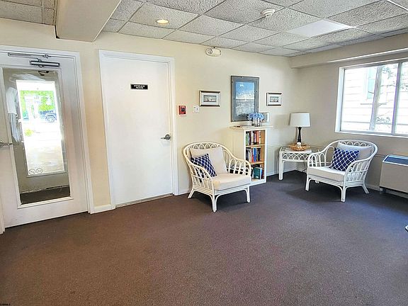2nd image of 928 Wesley Ave #506