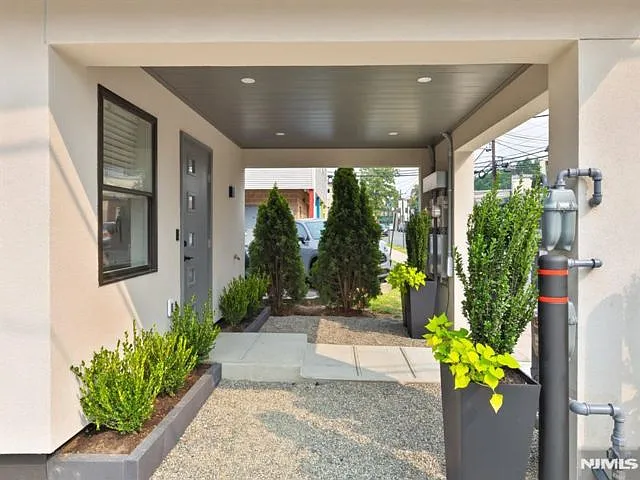 30 Franklin Pl #1 — Photo 2