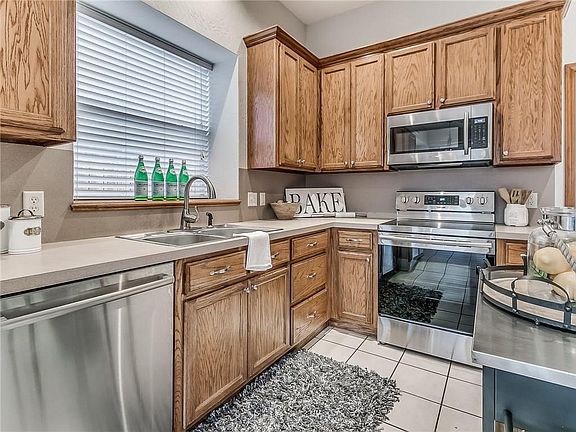 4th image of 812 Oak Creek Dr