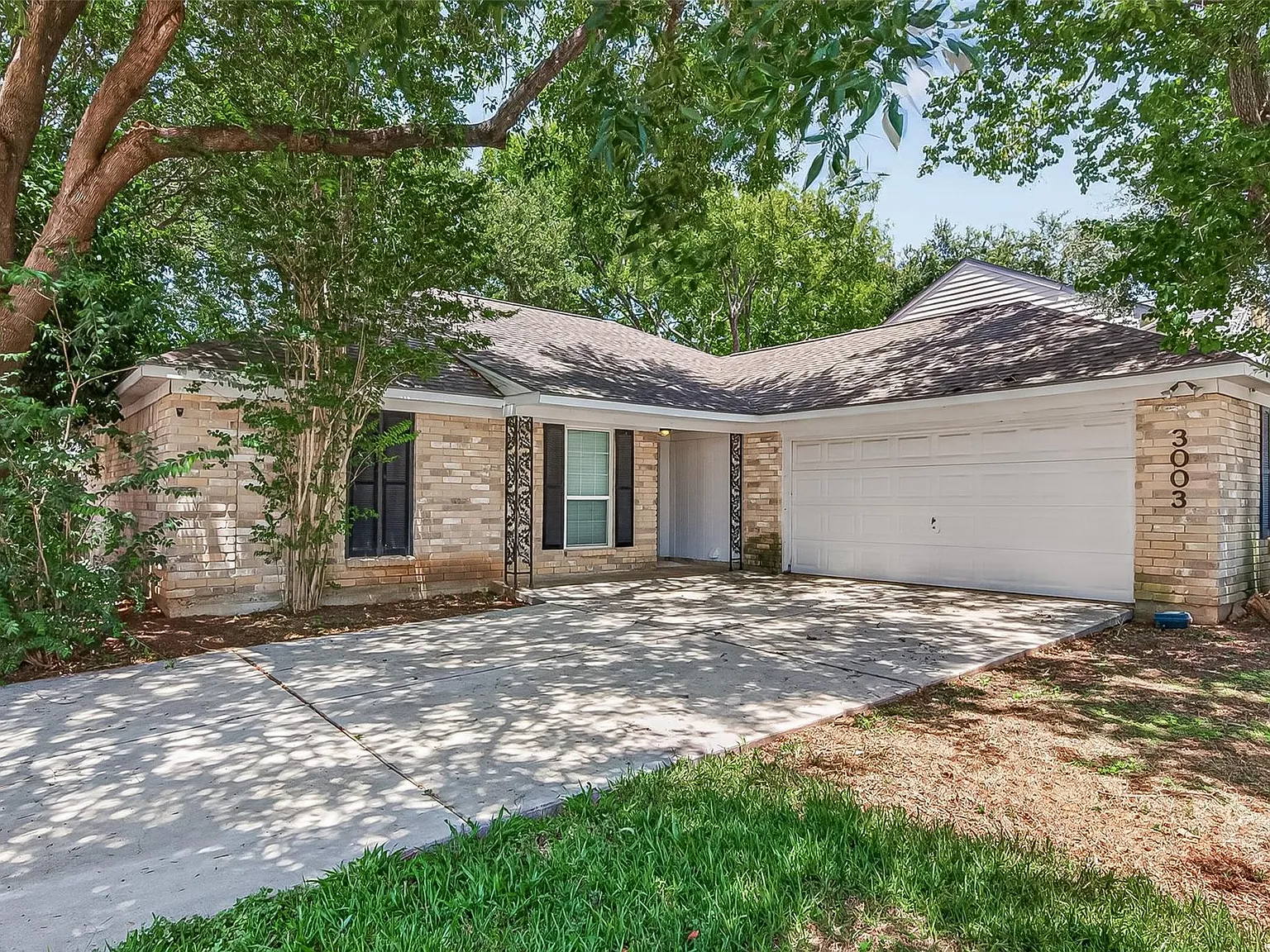 3 bed, 2.0 bath, 1938 sqft, $2,200 — Photo 3