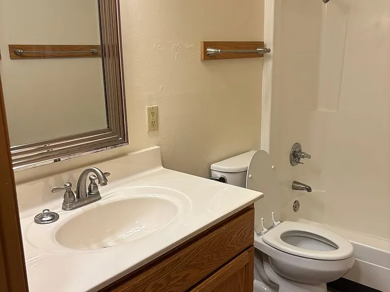 723 W Thorne St — Photo 6