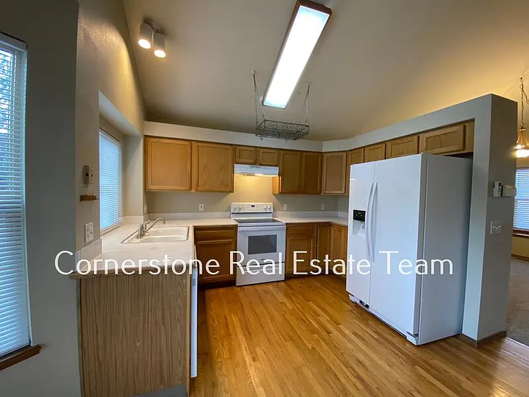 1345 Coolcrest Dr — Photo 5