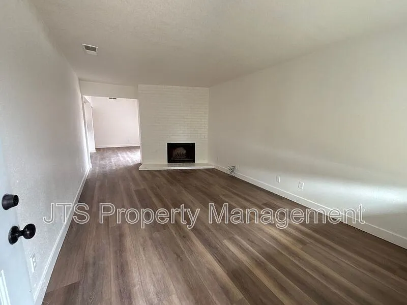 2 bed, 1.0 bath, 960 sqft, $1,695 — Photo 2