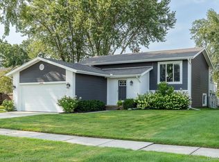 23540 Harvard Shore Dr, Clinton Township, MI 48035