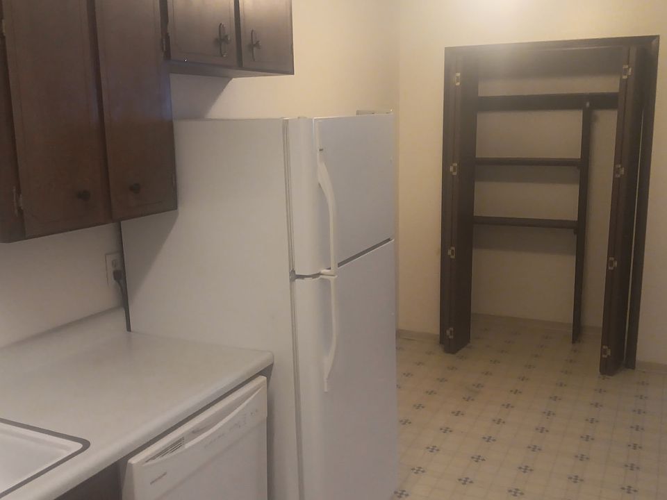 1st image of 302 Evergreen Ln E