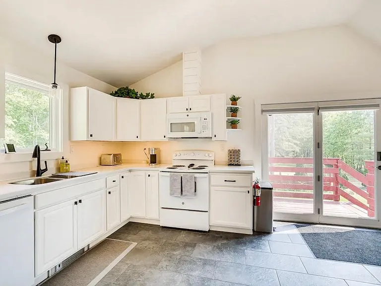 37 Pinecrest Dr #A — Photo 6