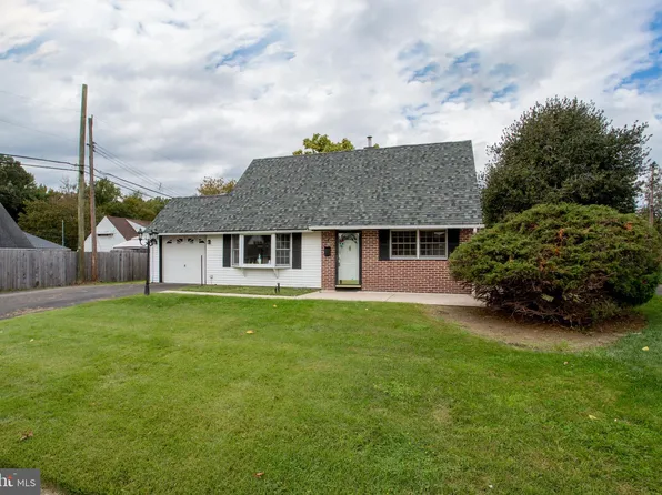 5 Limewood Rd, Levittown, PA 19056